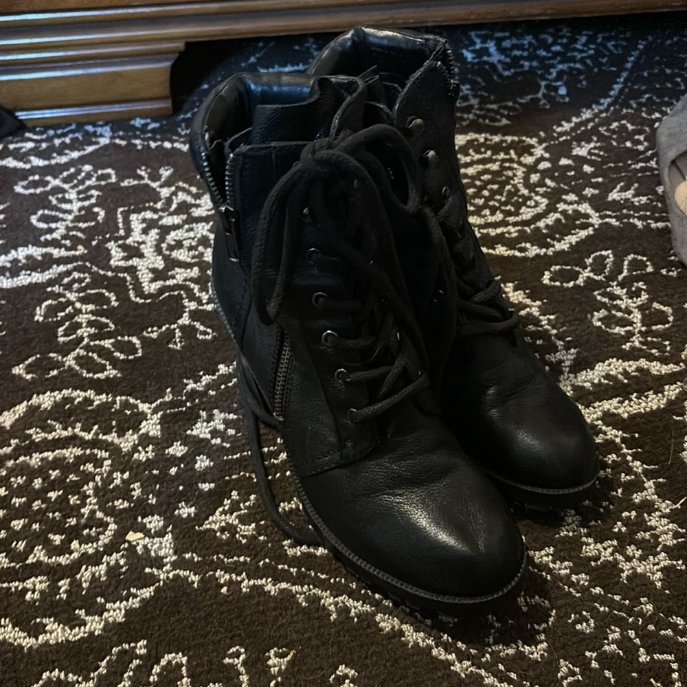 Aldo size 8.5 platform-heeled combat boots with side zipper, hardly worn
